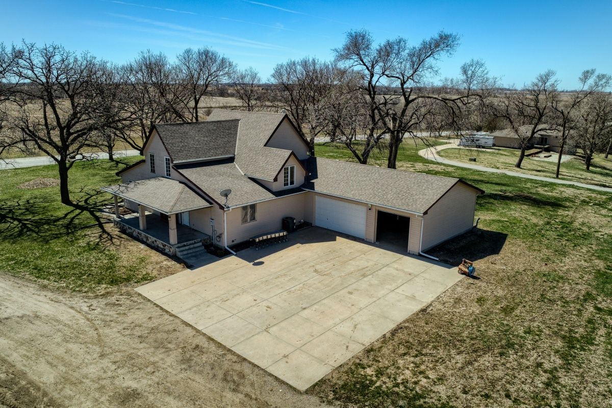 19640 Pawnee Rd, Bennington, NE 68007